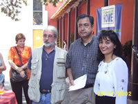 Los organizadores con Miguel Gmez, posando para Lincoyn Parada (39,453 bytes)